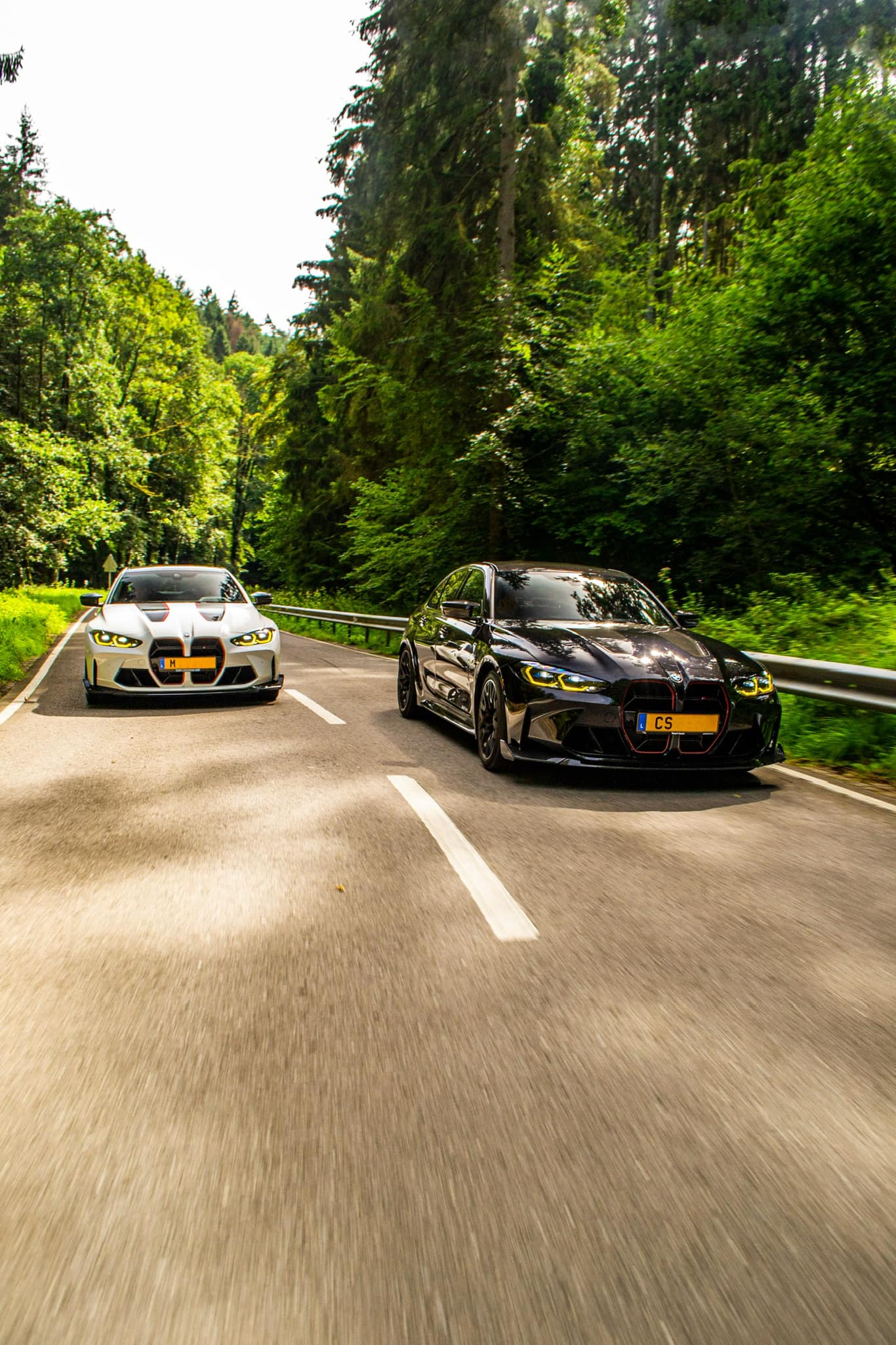 Placeholder photo de voiture sportive sur route